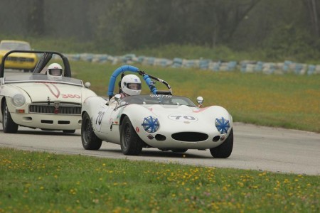 John Carroll (1967 Ginetta G4) leading Bernie Hamm (1967 MGB), with Glen Gibbons (1969 Alfa Romeo GTV) in the background - Brent Martin photo